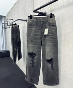 Balenciaga做旧水洗破洞牛仔裤