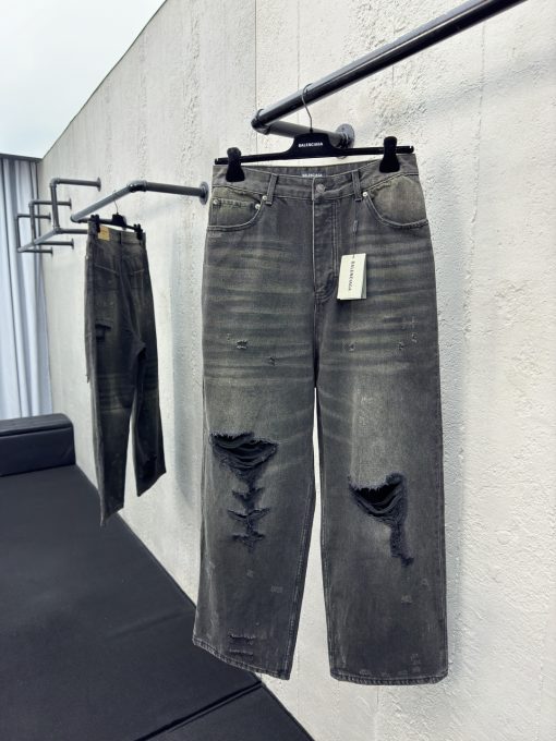 Balenciaga做旧水洗破洞牛仔裤