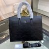 。PRADA普拉达  新款公文包 采用