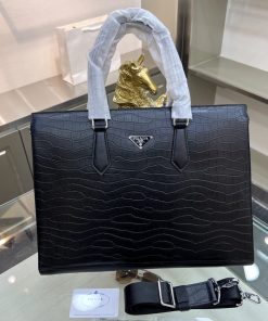 。PRADA普拉达  新款公文包 采用
