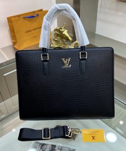 。新品 ：LOUIS VUITTON（路易威