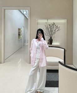 亚麻天丝面料自带肌理感，上身既