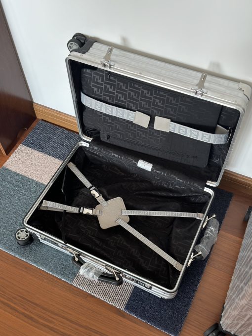 内里细节，内衬都带有品牌Logo暗