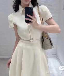 米色连衣裙