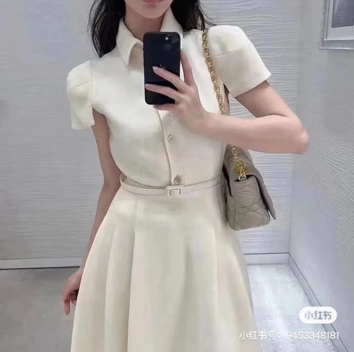 米色连衣裙