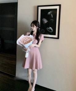 粉色连衣裙
